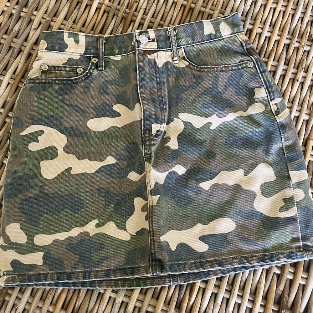 Gap, 0-2, 25” waistband, camo mini skirt